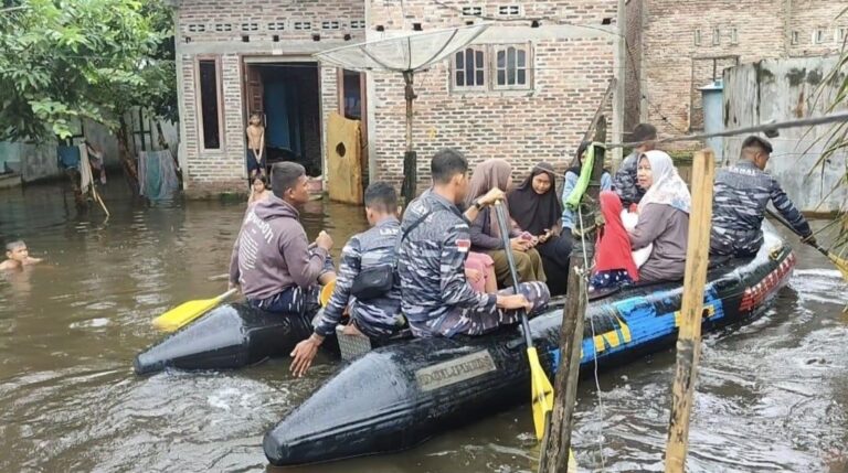 TNI AL Bantu Warga Korban Banjir