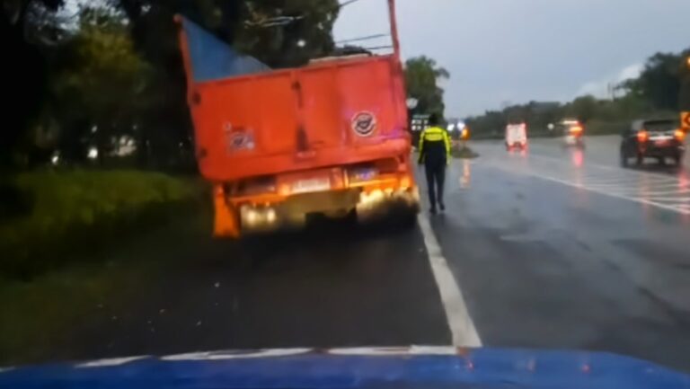 PJR Cipularang Usir Truk Parkir di Bahu Jalan Yang Beli Kopi