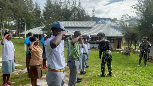 Satgas Yonif 323/Buaya Putih Kostrad Tanamkan Disiplin Anak Pedalaman
