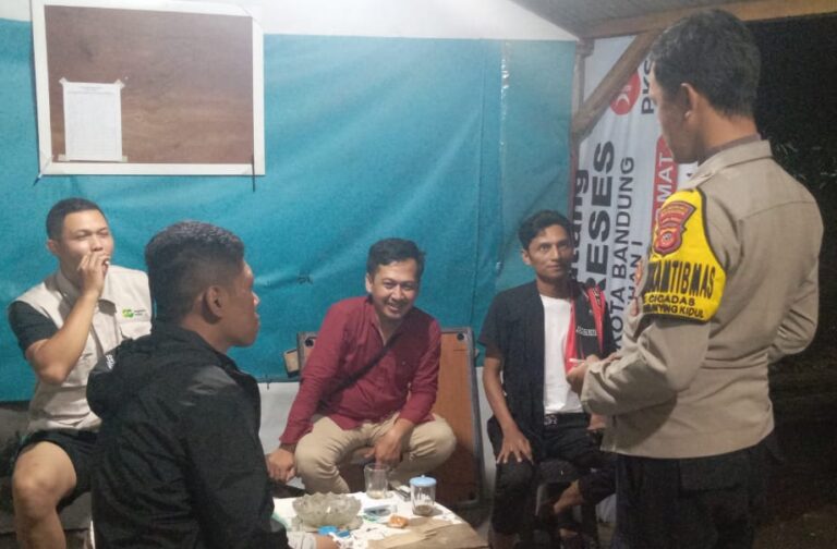 Sambang bhabinkamtibmas Kelurahan Cicadas dengan warga memberikan arahan tentang pengelolaan sampah menjadi barang produktif Kelurahan Cicadas