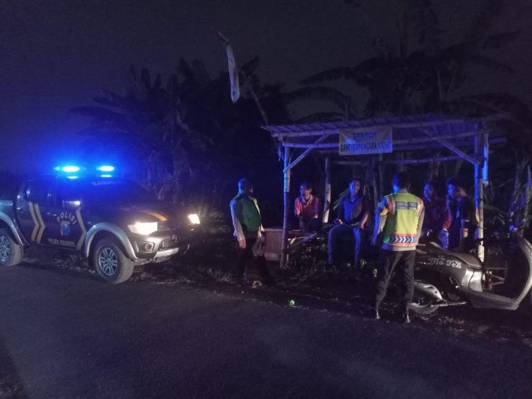 Patroli Harkamtibmas Malam Hari Anggota Polsek Jogoroto Sambangi Pos Kamling Desa Alang -Alang Caruban