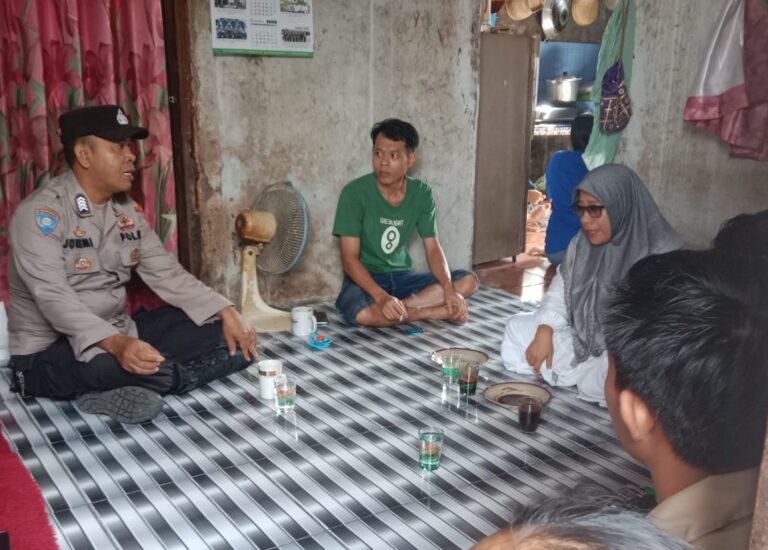 Anggota Polsek Rangkasbitung Polres Lebak Patroli Dialogis Dan Sambangi Warga Pabuaran