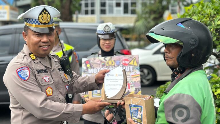 Polantas Polresta Surakarta Bagikan Brosur Imbauan Keselamatan Berlalu Lintas dan Snack Kepada Pengendara di Simpang Empat Gendengan