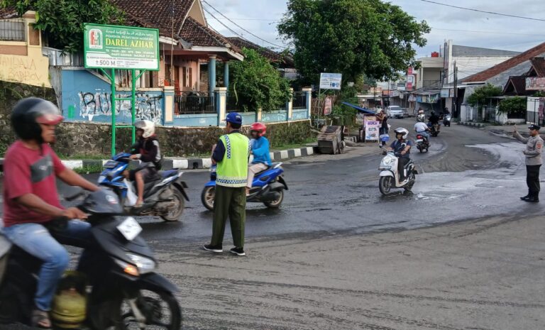 Anggota Polsek Rangkasbitung Polres Lebak Gatur Lalin Simpang Komdik