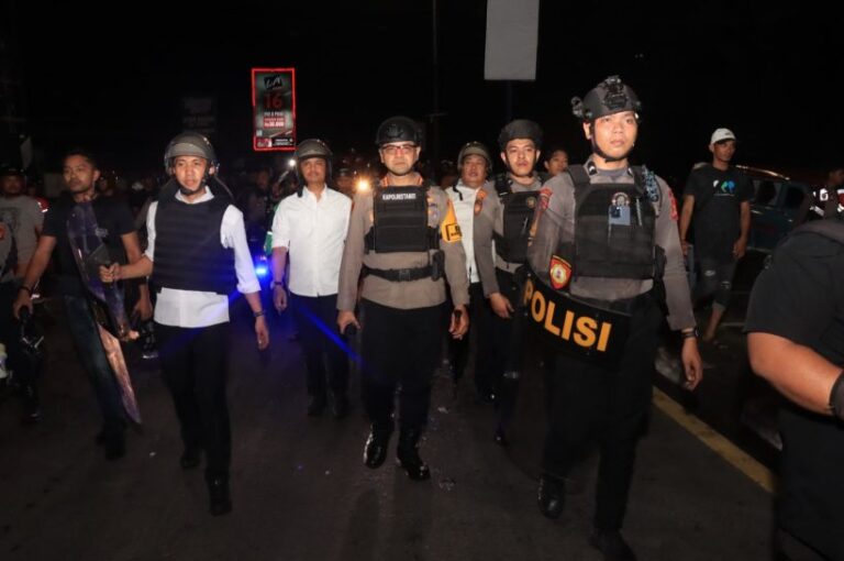 Polisi Bubarkan Aksi Demonstrasi di Depan Kampus UMI Makassar