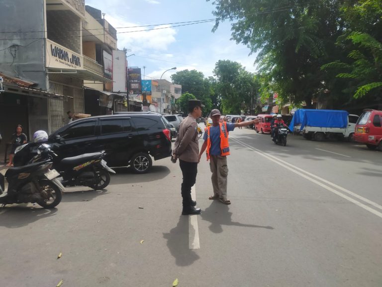 Anggota Polsek Rangkasbitung Polres Lebak Patroli Mobile Sekaligus Temui Warga Di Jalan Sunan Kalijaga