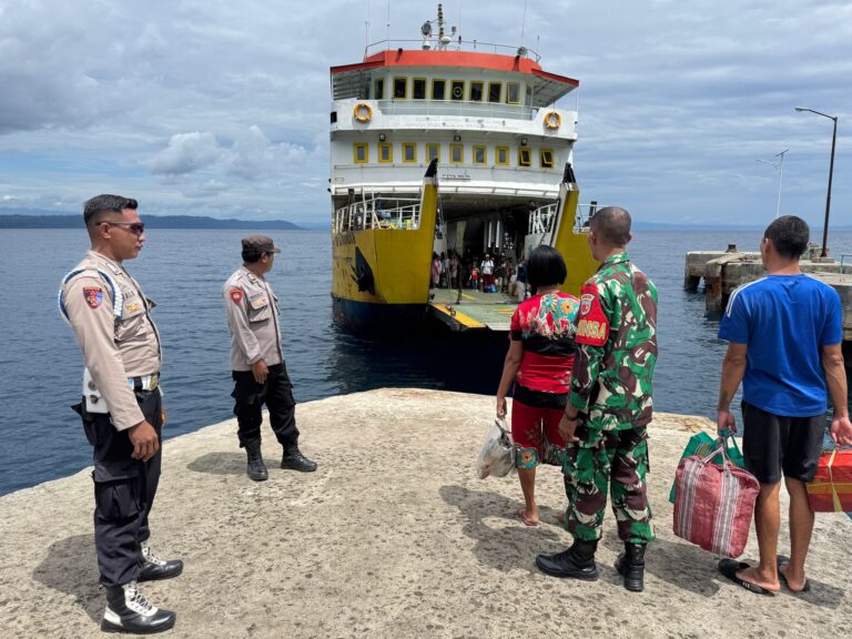Polsek Nusalaut Lakukan Pengamananan Kedatangan dan Keberangkatan KMP Feri Samandar di Dermaga Waihutete-Ameth