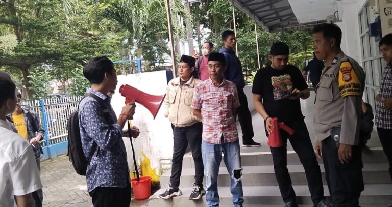 Puluhan Mahasiswa Geruduk Kantor PT. Pelni Cabang Makassar