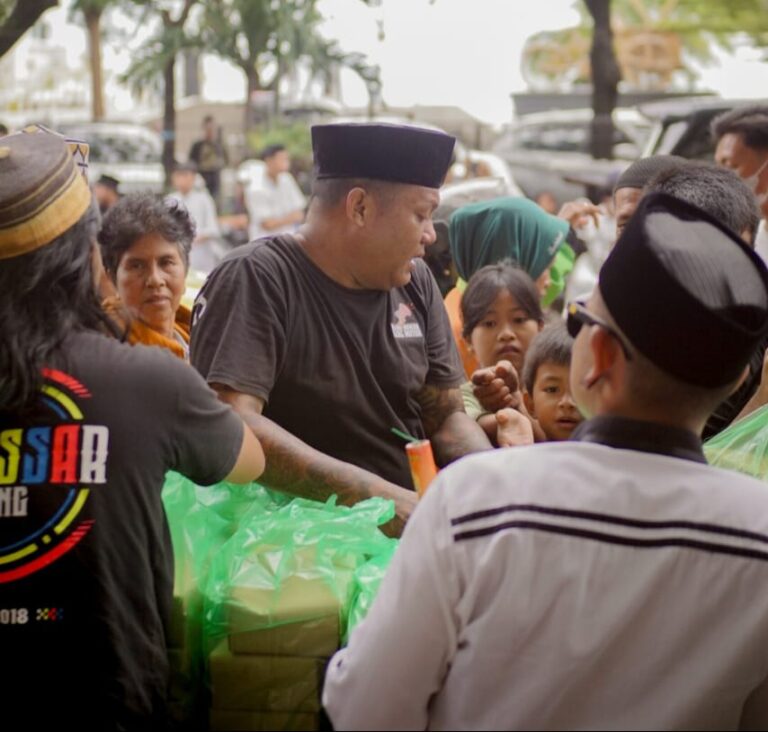 Bakti Sosial Season 8, Makassar Racing dan Pemudah Pecinta Otomotif Bagi-Bagi Takjil