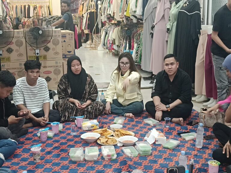 Pasangan Viral Bojes dan lia Bukber Bersama Fenny Frans