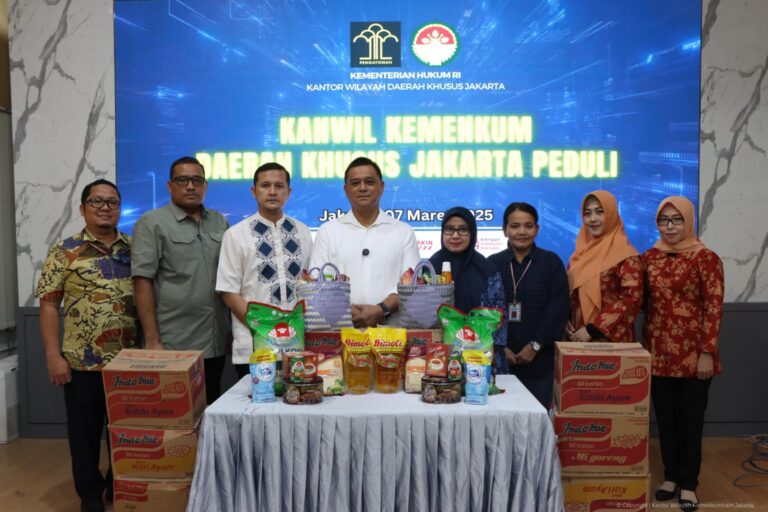 Peduli Sesama, Kanwil Kemenkum DK Jakarta  Salurkan Bantuan untuk Korban Banjir