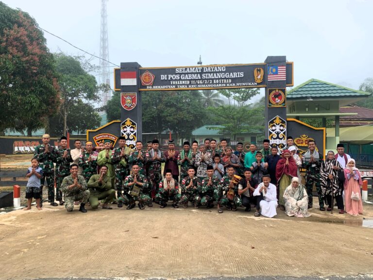 Satgas Pamtas RI-Malaysia Yonarmed 11 Kostrad Laksanakan Ibadah Sholat Idul Fitri dan Halal Bihalal di Perbatasan