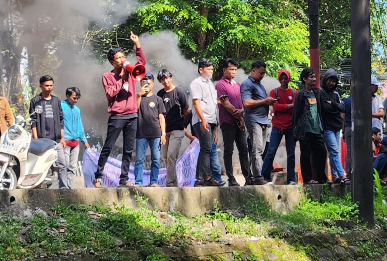 Serikat Gerakan Rakyat Demokratik Geruduk Kantor Dinas Pertanian Kabupaten Takalar" Copot/Evaluasi Kadis Pertanian"