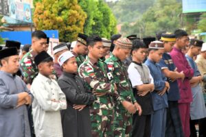 Satgas Pamtas RI-Malaysia Yonarmed 11 Kostrad Laksanakan Ibadah Sholat Idul Fitri dan Halal Bihalal di Perbatasan