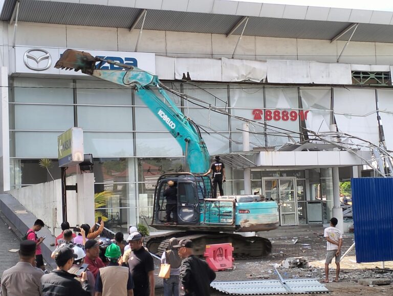 Bentrok Warnai Eksekusi Showroom di Makassar, Polisi Kerahkan 900 Personel