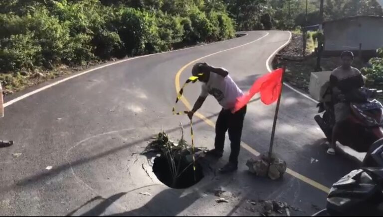 Runtuhnya Jalan di KM 60 di Dusun Desa Labuaja Cenrana : Dilihat Mendalam