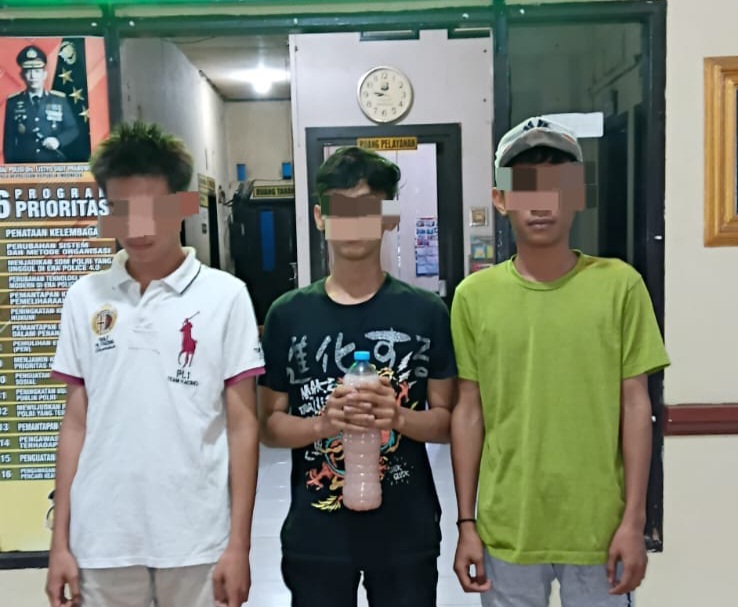 Nekat Pesta Miras di Pinggir Jalan, Tiga Pemuda Diamankan Polisi