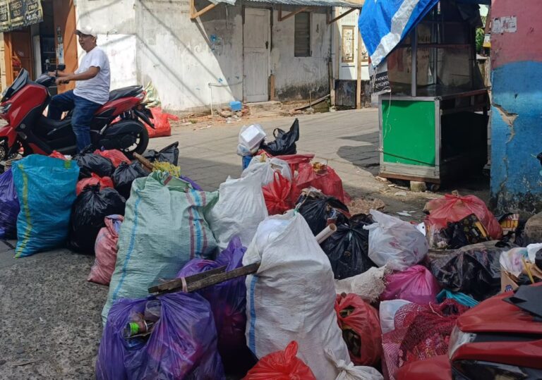 Warga Kandea Keluhkan Sampah Numpuk