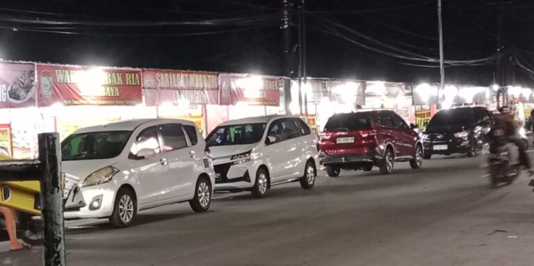 Parkir di Jalan, Warga Keluhkan Jejeran Kendaraan roda 4 di Depan Warung lapak Emmy Saelan