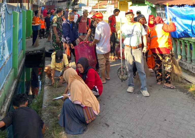 Koramil 1408-02/TALLO Gelar Karya Bhakti Pembersihan Selokan Bersama Warga