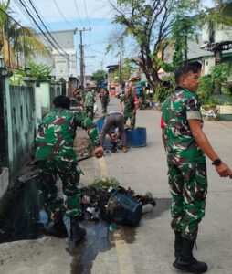 Koramil 1408-02/TALLO Gelar Karya Bhakti Pembersihan Selokan Bersama Warga