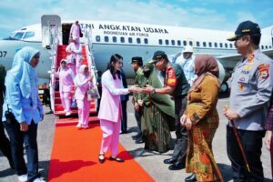 Dandim 1408/Mks Komandan Satgas Kolonel Inf Franki Jemput RI 4 Beserta Rombongan Ibu Seruni Kabinet Merah Putih Dandim 1408/Mks Komandan Satgas Kolonel Inf Franki Jemput RI 4 Beserta Rombongan Ibu Seruni Kabinet Merah Putih