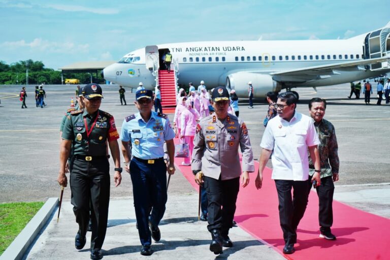 Dandim 1408/Mks Komandan Satgas Kolonel Inf Franki Jemput RI 4 Beserta Rombongan Ibu Seruni Kabinet Merah Putih