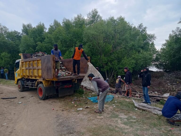 Kadis Kebersihan dan Lingkungan Hidup Maros Gandeng LSM dan Media Adakan Giat Bakti Sosial