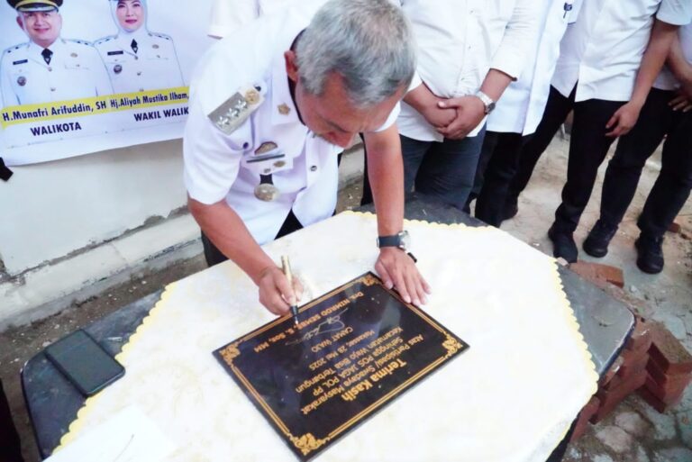 Di akhir Jabatanya Camat Nimbrod Sembe Beri Kado Buat Satpol PP BKO Wajo