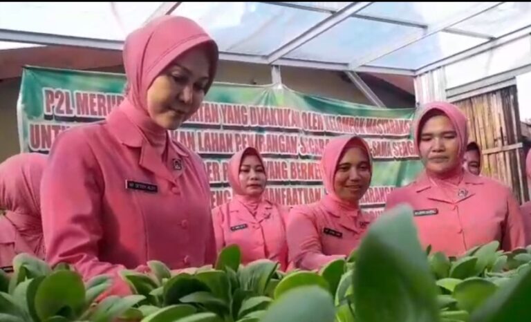 Tatap Muka Ibu Dessy Aldy: Kunjungan Kerja Ketua Bhayangkari Cabang Gowa Pererat Silaturahmi di Polsek Sombaopu