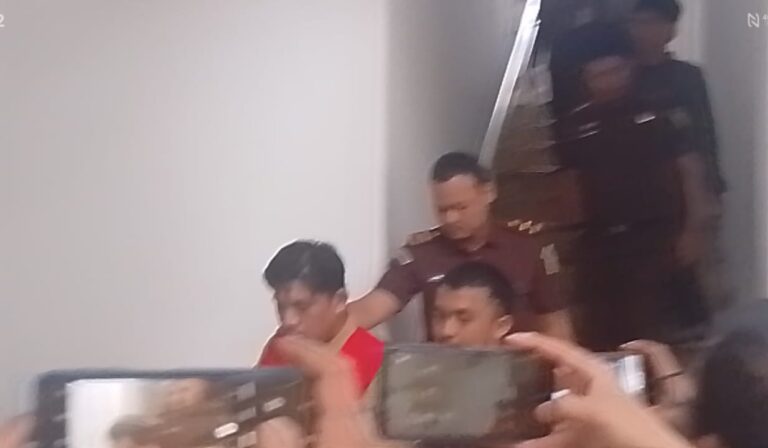 Muhammad Taufan Dikunci, Aktor Utama Lolos?” – Kejari Maros Tahan Pejabat Kominfo, LSM Desak Bongkar Dalang Korupsi Rp1 Miliar