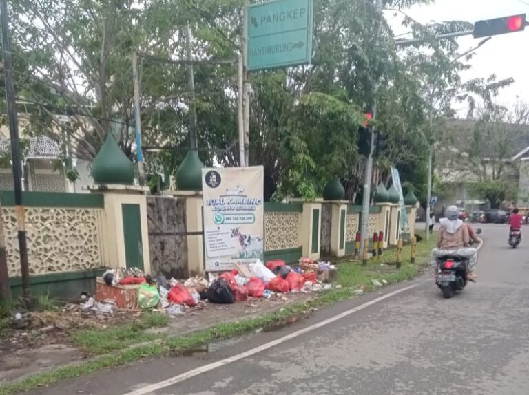 Tumpukan Sampah Bertebaran, Diduga Oknum Lurah alliritengae Tidak Sejalan Dengan Program Pemerintah