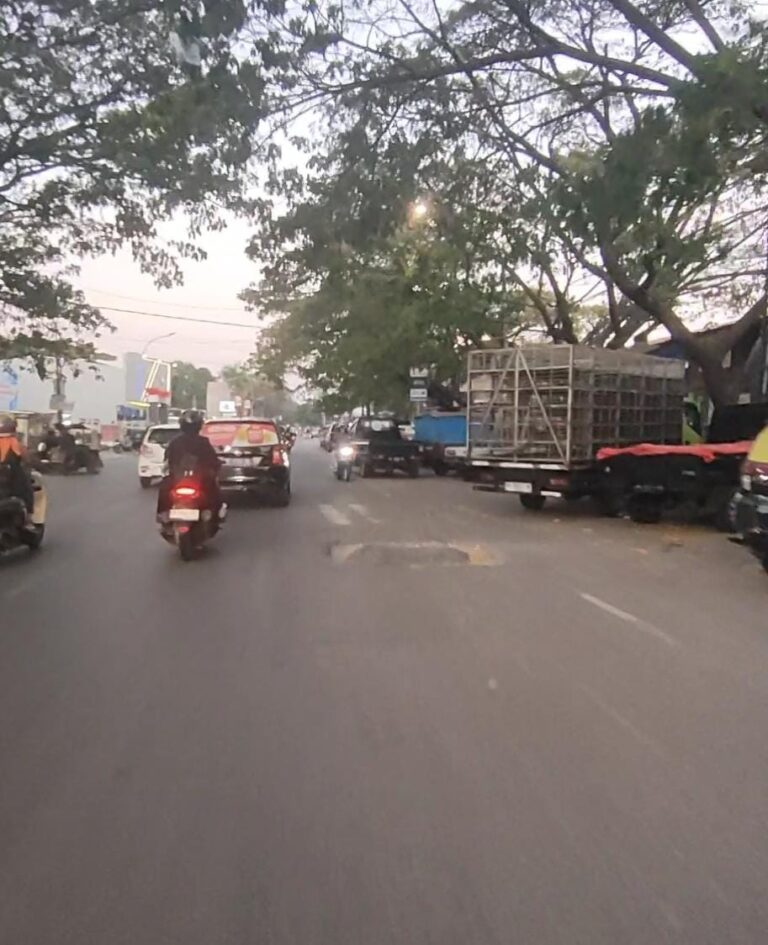 Selain Sampah, Parkir di Bahu Jalan Hingga Lapak Membahayakan Pengguna Jalan