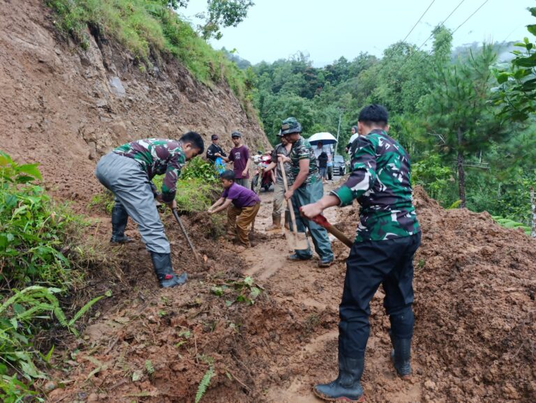 Tim Hub Hubdam XIV/Hasanuddin Bantu Bersihkan Tanah Longsor