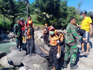 Babinsa Koramil 1422-03/Maros Gerak Cepat Evakuasi Jenazah