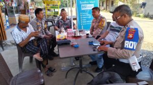 Anggota Polsek Bantimurung Ajak Warga Ngopi Bareng: Membangun Kemitraan Melalui Secangkir Kopi Anggota Polsek Bantimurung Ajak Warga Ngopi Bareng: Membangun Kemitraan Melalui Secangkir Kopi