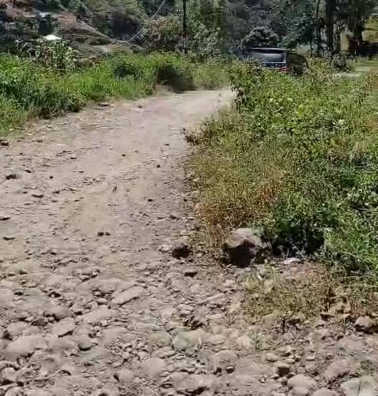 Tak Pernah Disentuh Pemerintah Gowa, Jalan Rusak Parah di Desa Garing