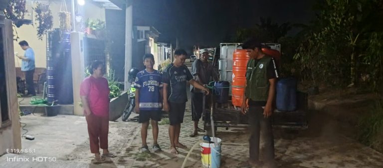 Kepala Desa Tenrigangkae Bersama Ketua BUMDes Salurkan Bantuan Air Bersih ke Warga Terdampak Kekeringan El Nino