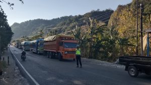 Antisipasi Antrian Panjang BBM di SPBU Pattunuang, Kapolsek Bantimurung Langsung Gerakkan Unit Lantas