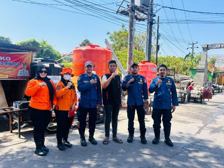 Ketua Kaltana Kelurahan Tallo Dampingi Penyaluran Bantuan Air Bersih BPBD untuk Warga RW 05
