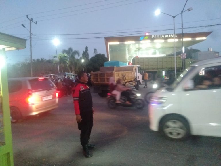 Kanit Samapta Polsek Camba Langsung Pimpin Pemantauan Situasi di SPBU 74.905.07 Camba
