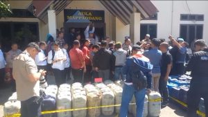 Polda Sulsel Ungkap 10 Perkara Penyalahgunaan BBM dan Amankan 17 Orang Tersangka Polda Sulsel Ungkap 10 Perkara Penyalahgunaan BBM dan Amankan 17 Orang Tersangka