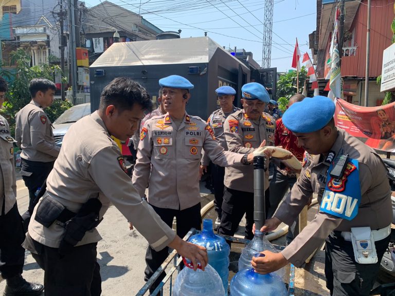 HUT Propam Polri Ke 24, Sie Propam Polres Pelabuhan Makassar, Bagikan Air Bersih Kepada Warga